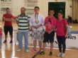 LA CONCEJALÍA DE DEPORTES HACE ENTREGA DE LOS TROFEOS Y MEDALLAS DE LA FASE LOCAL DE BALONCESTO, BALONMANO, FÚTBOL SALA Y VOLEIBOL, CORRESPONDIENTE AL PROGRAMA DE DEPORTE ESCOLAR - Foto 1