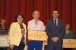 El Ayuntamiento entrega los reconocimientos a los colegios "Santiago", "Santa Eulalia" y "Tierno Galván" por sus aniversarios y la mención honorífica especial a todos los centros educativos de la localidad - Foto 9