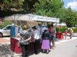 Numerosas personas visitan el mercado artesano que se celebra cada último domingo de mes en el Santuario de La Santa - Foto 1