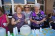 Con el reparto de agua-limón entre los socios comienza el programa de actividades de las Fiestas de Personas Mayores en el Centro de la Balsa Vieja - Foto 1