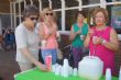 Con el reparto de agua-limón entre los socios comienza el programa de actividades de las Fiestas de Personas Mayores en el Centro de la Balsa Vieja - Foto 5