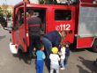 Alumnos de la Escuela Infantil "Clara Campoamor" participan en una actividad para acercar a los más pequeños a los vehículos de seguridad y emergencias - Foto 5