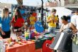 Autoridades municipales visitan el minimarket que los alumnos del Colegio Reina Sofía han organizado en el mercadillo semanal - Foto 4