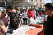 Autoridades municipales visitan el minimarket que los alumnos del Colegio Reina Sofía han organizado en el mercadillo semanal - Foto 6