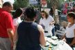 Autoridades municipales visitan el minimarket que los alumnos del Colegio Reina Sofía han organizado en el mercadillo semanal - Foto 7