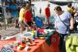 Autoridades municipales visitan el minimarket que los alumnos del Colegio Reina Sofía han organizado en el mercadillo semanal - Foto 10