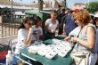 Autoridades municipales visitan el minimarket que los alumnos del Colegio Reina Sofía han organizado en el mercadillo semanal - Foto 13