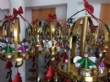 Vídeo. Usuarios de los centros de día para la discapacidad de Totana hacen entrega a la Asociación de Comerciantes de los adornos de Navidad que decorarán de forma uniforme los establecimientos - Foto 1