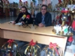 Vídeo. Usuarios de los centros de día para la discapacidad de Totana hacen entrega a la Asociación de Comerciantes de los adornos de Navidad que decorarán de forma uniforme los establecimientos - Foto 7