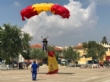La Patrulla Acrobática de Paracaidismo del Ejército del Aire (PAPEA) salta en el recinto ferial de Totana apoyando a las lipodistrofias - Foto 1