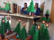 Vídeo. Usuarios de los Centros de Día para la Discapacidad entregan a la Asociación de Comerciantes los ornamentos navideños con los que adornarán estas fiestas sus establecimientos comerciales - Foto 10