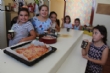 Cerca de una veintena de niños y niñas participan en el Taller de Cocina Creativa y Divertida que se celebra en las cocinas del Centro Sociocultural "La Cárcel" - Foto 2