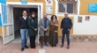 El concejal de Bienestar Social y un técnico de Servicios Sociales entregan un Bando de Alcaldía con las propuestas recogidas en el Pleno Joven, celebrado en mayo de 2022 - Foto 9