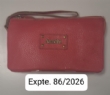 Ver foto 210 - EXPT. 86/2026.
CARTERA DE COLOR ROSA, CON LA MARCA 