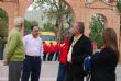 EL CONCEJAL DE DEPORTES ACOMPAÑA A MÁS DE 220 NIÑOS Y AL CUERPO TÉCNICO Y DIRECTIVO DE LA ESCUELA MUNICIPAL DE FÚTBOL EN LA TRADICIONAL OFRENDA FLORAL A LA PATRONA DE LA LOCALIDAD SANTA EULALIA - Foto 1