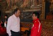EL CONCEJAL DE DEPORTES ACOMPAÑA A MÁS DE 220 NIÑOS Y AL CUERPO TÉCNICO Y DIRECTIVO DE LA ESCUELA MUNICIPAL DE FÚTBOL EN LA TRADICIONAL OFRENDA FLORAL A LA PATRONA DE LA LOCALIDAD SANTA EULALIA - Foto 4