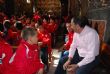 EL CONCEJAL DE DEPORTES ACOMPAÑA A MÁS DE 220 NIÑOS Y AL CUERPO TÉCNICO Y DIRECTIVO DE LA ESCUELA MUNICIPAL DE FÚTBOL EN LA TRADICIONAL OFRENDA FLORAL A LA PATRONA DE LA LOCALIDAD SANTA EULALIA - Foto 11