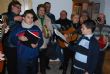 EL CORO SANTA CECILIA ACOMPAÑADO POR EL PRIMER EDIL REGALAN A LAS PERSONAS MAYORES DEL BARRIO OLÍMPICO-LAS PERAS DULCES NAVIDEÑOS ARTESANOS Y VILLANCICOS POPULARES - Foto 13